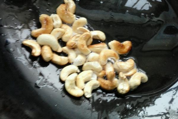西兰花腰果炒虾仁的做法图解3