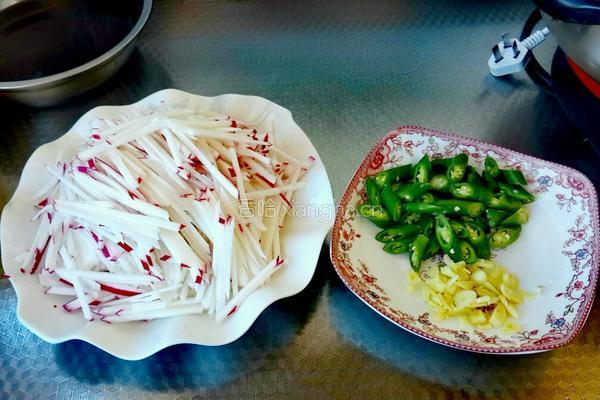 炝炒萝卜丝的做法图解2