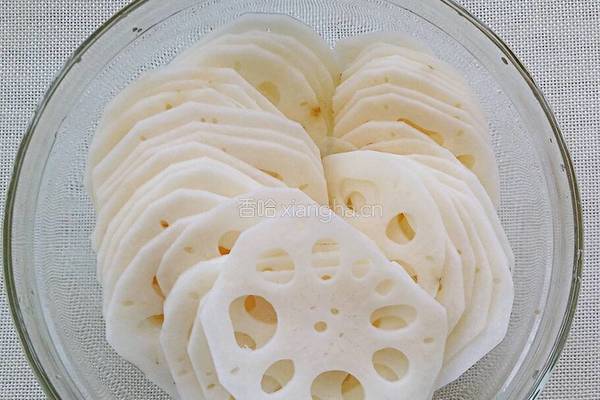 凉拌麻辣藕片的做法图解1