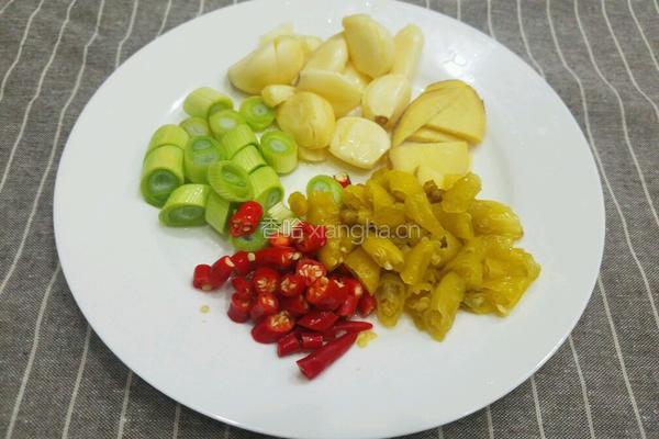 泡椒牛蛙的做法图解2