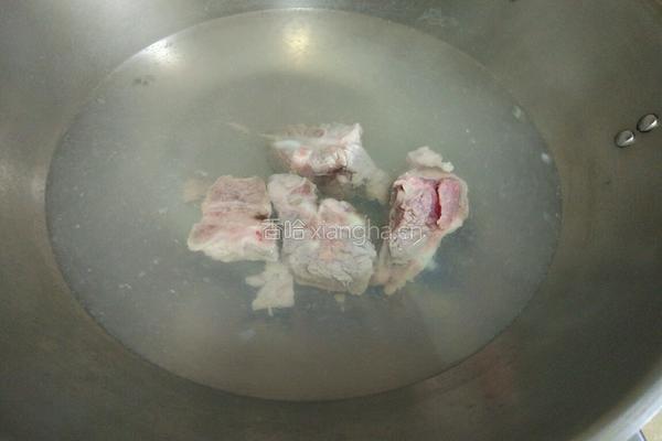 松茸排骨汤的做法图解3