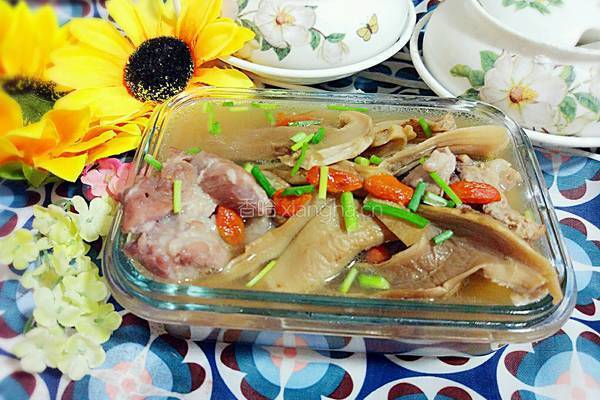 松茸排骨汤的做法图解1