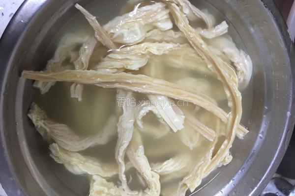 腐竹黄瓜清拌花生米的做法图解2