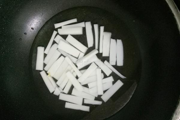 白菜肉丝炒年糕的做法图解3