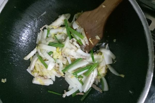 白菜肉丝炒年糕的做法图解9
