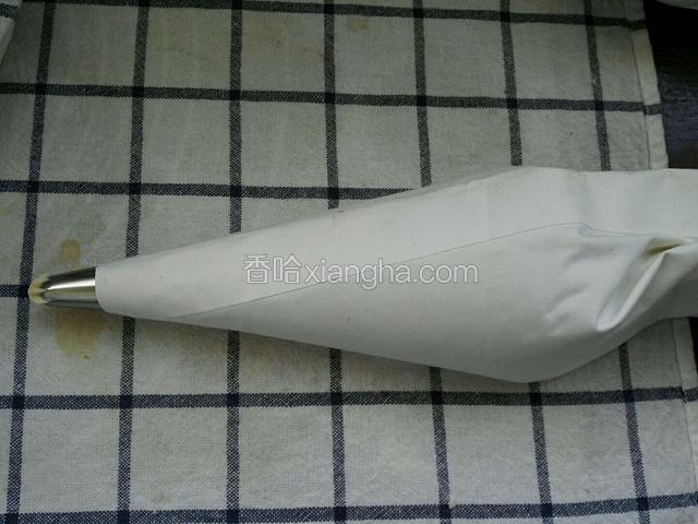 然后装入裱花袋，裱花齿嘴跟个人喜欢挤出花型自己来定用什么齿嘴