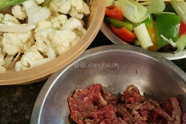 三椒菜花芹菜炒牛肉的做法图解2