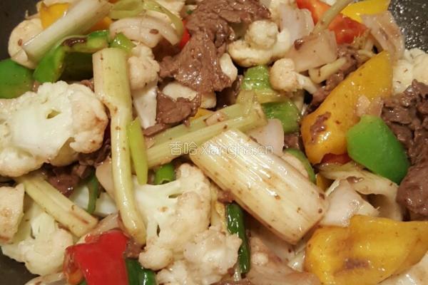 三椒菜花芹菜炒牛肉的做法图解5
