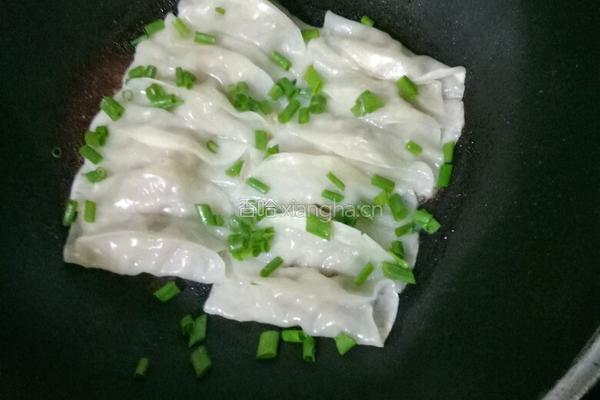 香芹猪肉锅贴的做法图解8