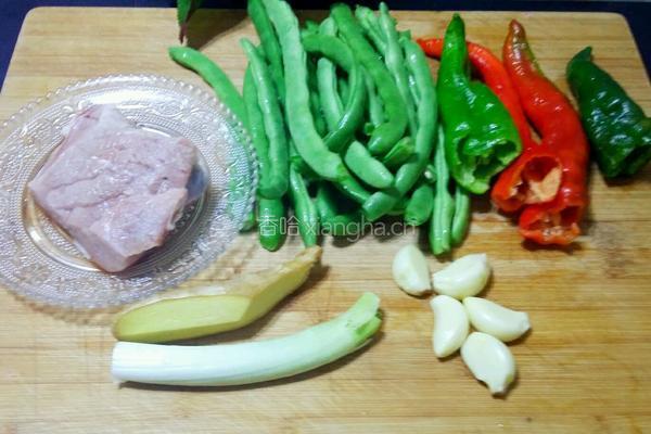 豆角炒肉的做法图解1