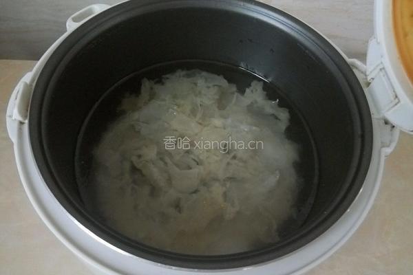 银耳香梨大米粥的做法图解2