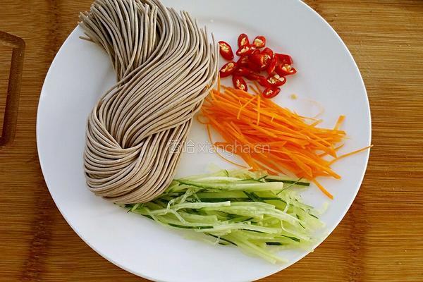 凉拌荞麦面的做法图解1