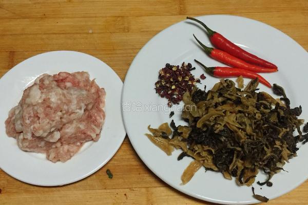 咸菜炒肉末的做法图解1