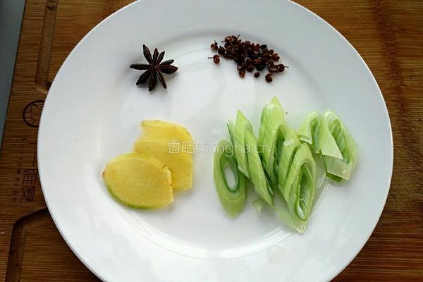 大骨头炖酸菜的做法图解2