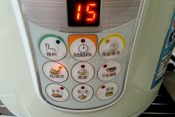 大骨头炖酸菜的做法图解4
