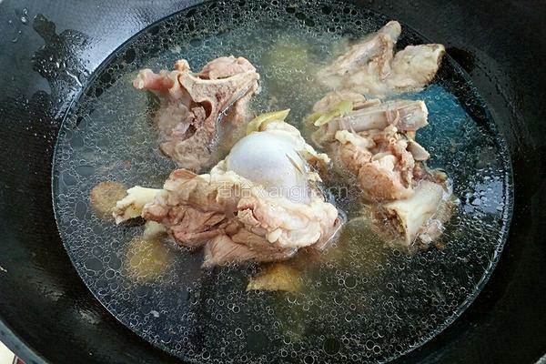 大骨头炖酸菜的做法图解6