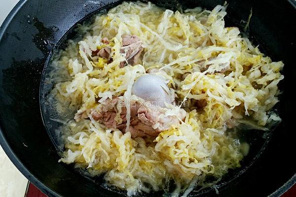 大骨头炖酸菜的做法图解7