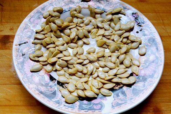 原味炒南瓜子的做法图解2