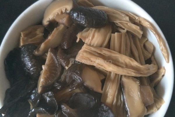 木耳香菇烧腐竹的做法图解7