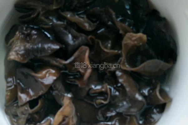 木耳香菇烧腐竹的做法图解2