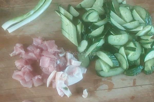 猪肉炖粉条的做法图解1