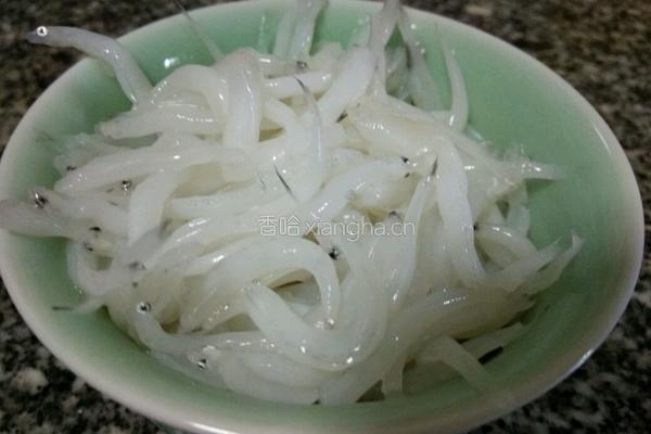 银鱼汤的做法图解1