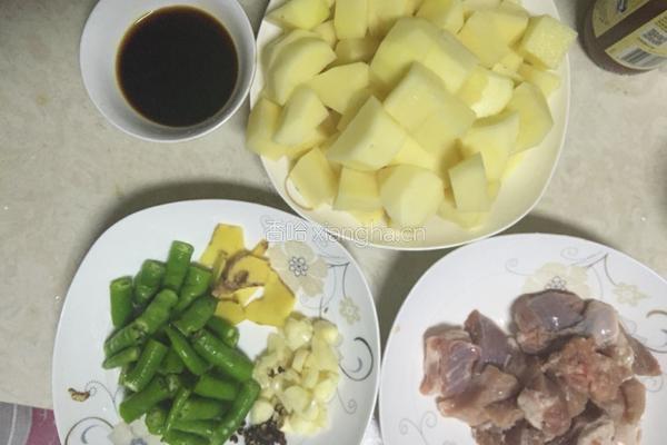 排骨炖土豆的做法图解1