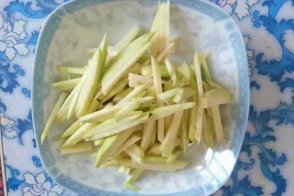 茄子炸酱面的做法图解1