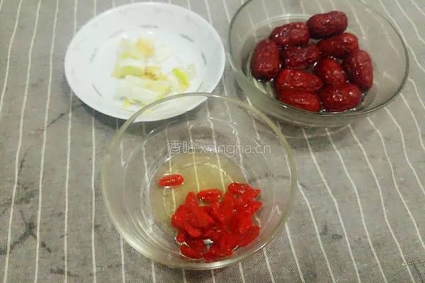 红枣枸杞香菇鸡汤的做法图解3