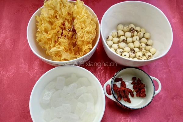 银耳莲子的做法图解1