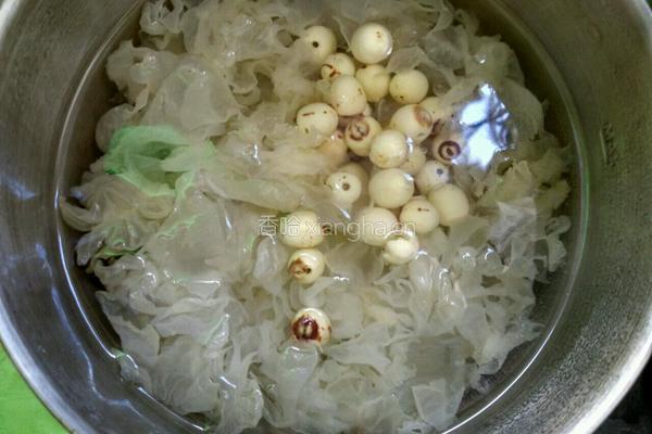 银耳莲子的做法图解3