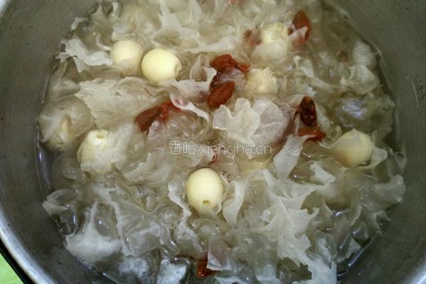 银耳莲子的做法图解5