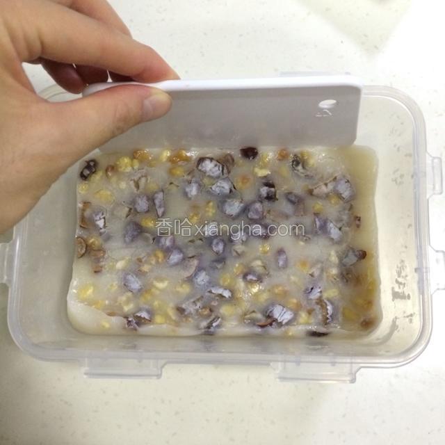 如果不好取出，可以借助刮板。