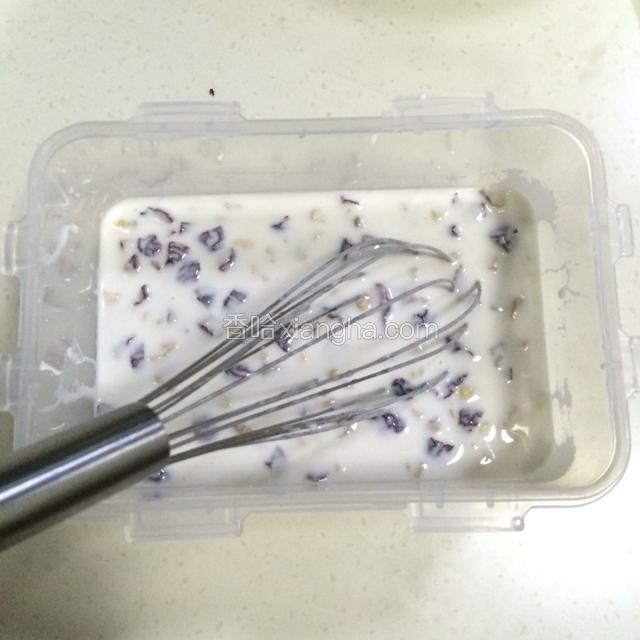 用打蛋器搅拌几下。