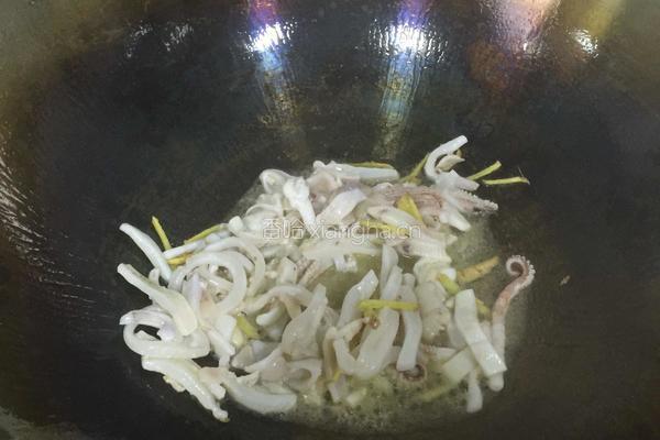 鱿鱼炒咸菜的做法图解3