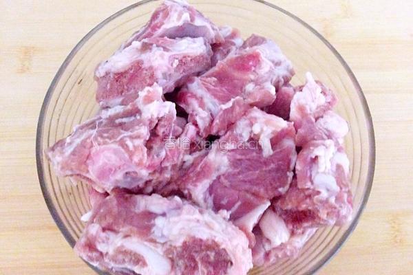 排骨烧土豆的做法图解1