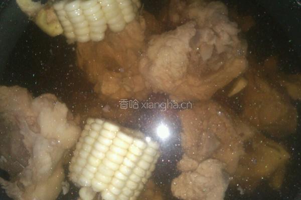 海带玉米排骨汤的做法图解3