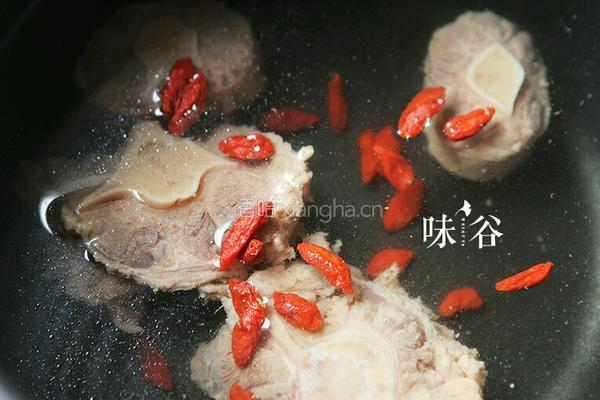 白萝卜牛尾汤的做法图解4