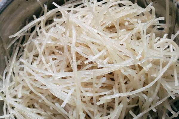 胡萝卜炒怀山粉条的做法图解1