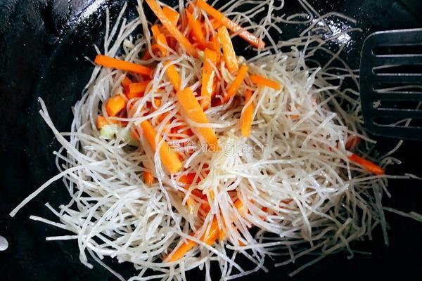 胡萝卜炒怀山粉条的做法图解5