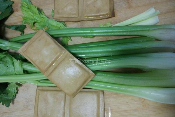 香干炒芹菜的做法图解1