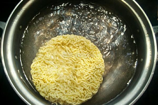 炒泡面的做法图解4