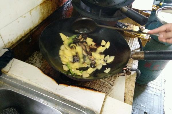 土豆烧香菇的做法图解6