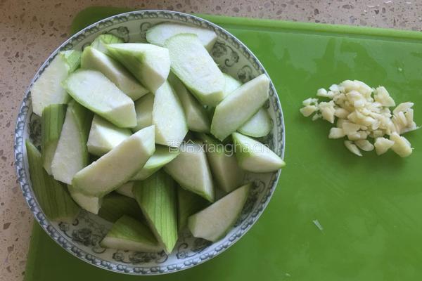蒜蓉丝瓜的做法图解1