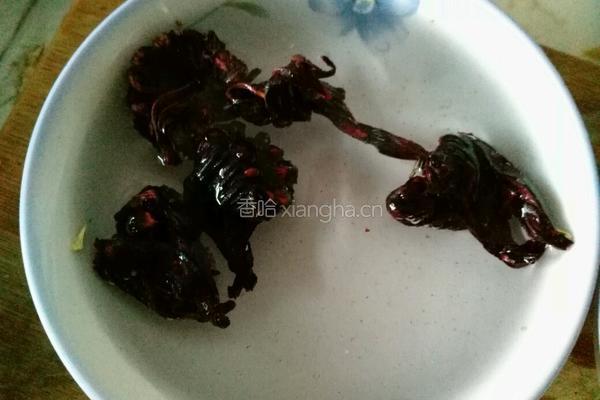 洛神花果茶的做法图解2