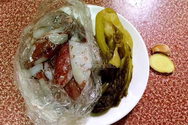 酸菜鱿鱼的做法图解1
