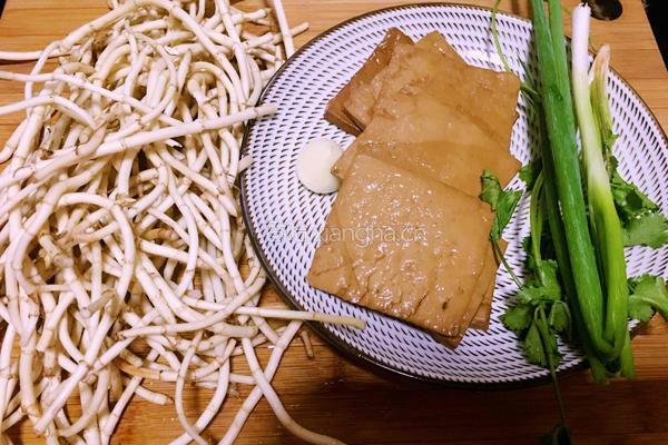 凉拌臭菜根的做法图解1