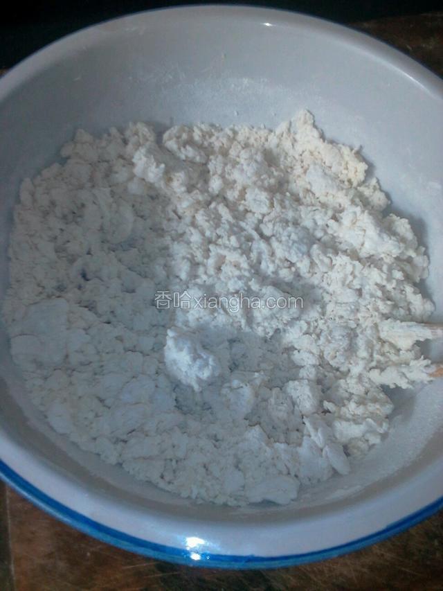 面粉用开水烫面，一点一点加用筷子搅拌成傃状，再揉成团备用