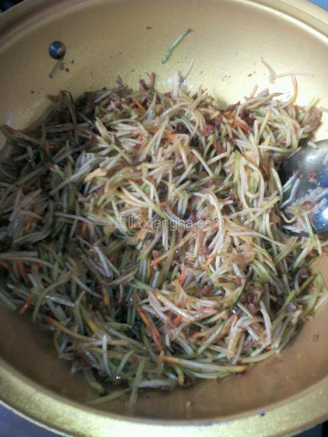 放入镲好的南瓜丝，翻炒