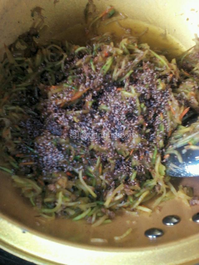 放入炒好的熟芝麻